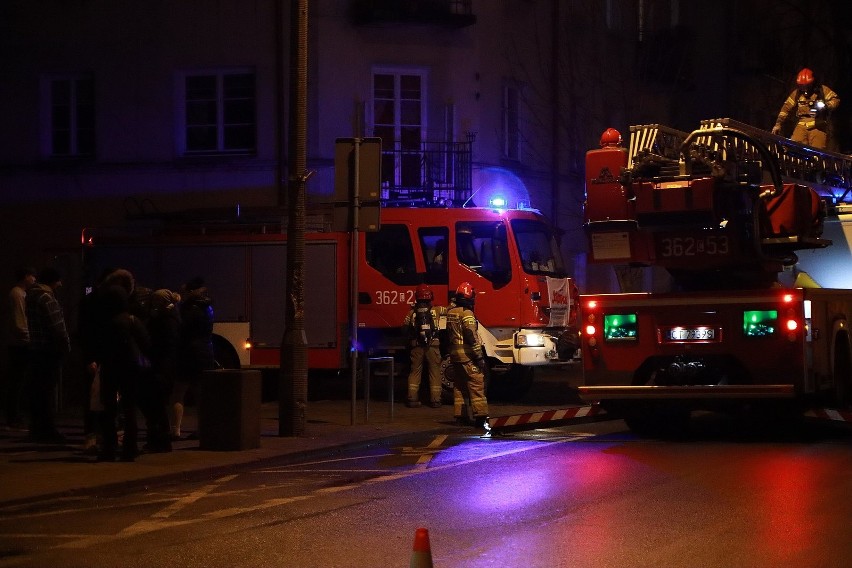 Nocny pożar na Bojańczyka we Włocławku. 12 osób ewakuowanych - mamy zdjęcia z akcji