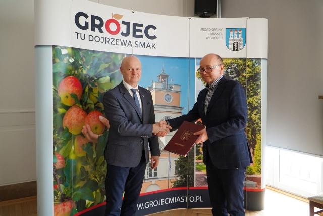 Burmistrz gminy i miasta Grójec, Dariusz Gwiazda (po lewej) podczas podpisywania umowy w sprawie rozbudowy szkoły w Lesznowoli.