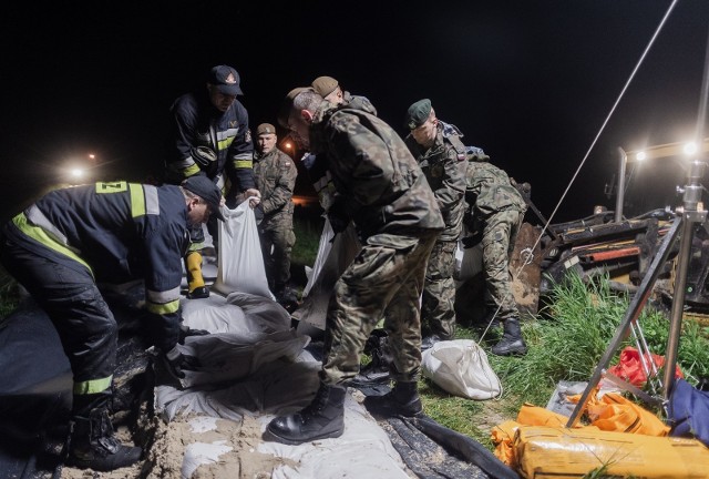 Na zdjęciach: piątkowe działania kryzysowe prowadzone przez żołnierzy 10. Świętokrzyskiej Brygady Wojsk Obrony Terytorialnej wspólnie ze strażakami, w okolicach Zawichostu, na wałach Wisły. >>>>>>>>>