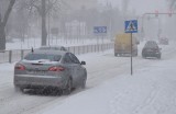 Inowrocław. Od rana, 8 lutego, miasto zasypane śniegiem. Na ulicach niewiele pługów. Straż pożarna apeluje o odśnieżanie dachów. Zdjęcia