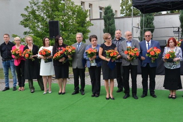 W piątek wieczorem wręczono Nagrody kulturalne Kielc. Uroczystość odbyła się w Muzeum Historii Kielc. Nagrody wręczali wiceprezydent Kielc Andrzej Sygut oraz wiceprzewodniczący Rady Miasta Władysław Burzawa. W tym roku wysokość nagród to 3 tysiące złotych - nagroda I stopnia, 2 tysiące złotych - nagroda II stopnia i 1,5 tysiąca złotych - nagroda III stopnia. Po wręczeniu nagród laureaci i goście uroczystości wysłuchali utworów Vivaldiego w nowych aranżacjach na gitarę (Piotr Restecki) i akordeon (Piotr Tomala). Oto lista nagrodzonych.Sprawdź, kto otrzymał nagrodę Miasta Kielce na kolejnych slajdach>>>