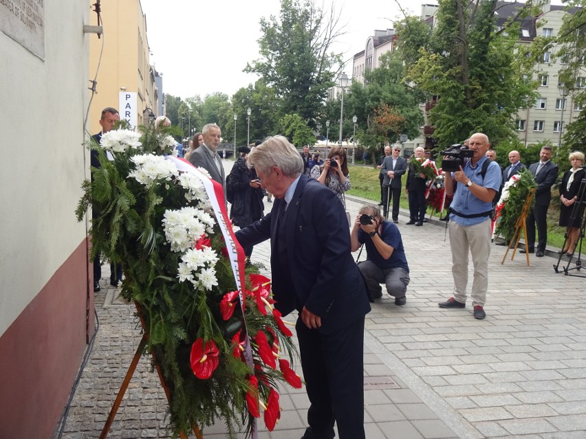 75. rocznica pogromu Żydów w Kielcach. Złożono kwiaty pod kamienicą na ulicy Planty ZDJĘCIA