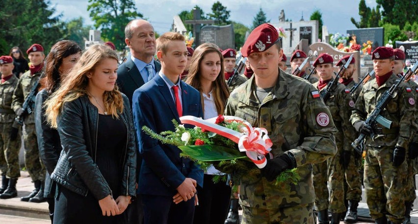 Kwiaty składa delegacja Niepublicznego Gimnazjum w Ostrowie