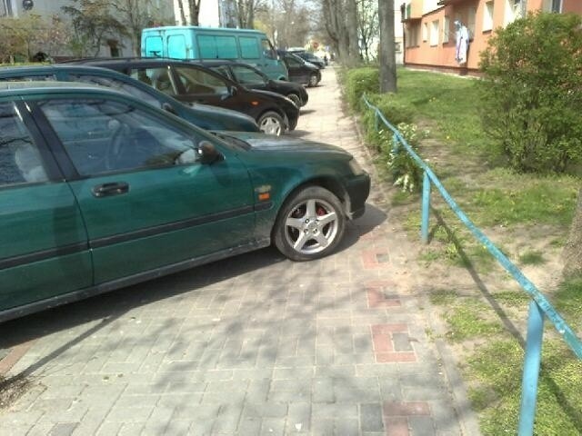 Tak zaparkowane auto spotkaliśmy przy ulicy Słowackiego w Tarnobrzegu.