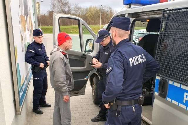 Różnego rodzaju interwencje mają już za sobą młodzi policjanci ze słupskiej Szkoły Policji, którzy w miastach Pomorza Środkowego po raz pierwszy wychodzą do służby w terenie. Praktyki pod koniec szkolenia zawodowego podstawowego to także dobry sprawdzian nabytej policyjnej wiedzy i umiejętności.Praktyki młodych policjantów odbywają się pod koniec szkolenia zawodowego podstawowego, które przejść musi obowiązkowo każdy policjant rozpoczynający służbę. Słuchacze dysponują już wtedy niezbędną wiedzą teoretyczną i umiejętnościami, które można zweryfikować podczas normalnej służby. Zajęcia praktyczne to pełnienie służby głównie w patrolach pieszych. Dowódcą każdego z takich patroli jest policjant z jednostki terenowej, który zna specyfikę terenu i w odpowiedni sposób potrafi ukierunkować działania młodych funkcjonariuszy.Głównym zadaniem patroli jest reagowanie na wykroczenia najbardziej uciążliwe dla mieszkańców, takich jak na przykład spożywanie alkoholu w miejscach niedozwolonych, zakłócanie porządku publicznego, nieprawidłowe parkowanie czy żebractwo i próby wyłudzeń.Dzięki wspólnym patrolom ze słuchaczami Komisariaty Policji mogą wysłać w teren więcej patroli, widok większej liczby policjantów jest także pozytywnie odbierany przez mieszkańców. Zawód policjanta to zawód specyficzny; teoria jest ważna, ale dopiero praktyka w terenie daje słuchaczom możliwość nauki czynności, które będą podejmować na co dzień, po powrocie do swojej jednostki macierzystej.Słuchacze Szkoły Policji, pełnili również służbę w pociągach w trakcie dojazdu do miejsc pełnienia służby. Również w pociągach policjanci reagowali na zakłócanie porządku i spokoju współpasażerów. Widok dużej liczby funkcjonariuszy wywoływał wśród pasażerów zaciekawienie, a po wyjaśnieniu, że jest to przejazd do miejsca pełnienia służby, przyjmowany był z dużą życzliwością. Niektórzy określali nawet pociągi kursujące między Szczecinem i Gdańskiem jako „pociągi pod specjalnym nadzorem”.Z dużym bagażem doświadczeń już wkrótce - po zakończeniu szkolenia - młodzi policjanci trafią do swoich jednostek macierzystych, gdzie na co dzień realizować będą policyjne hasło „Pomagamy i chronimy”.