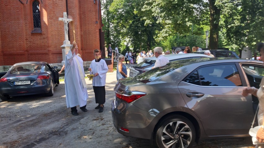 Święcenie pojazdów przed kościołem pw. Matki Boskiej...