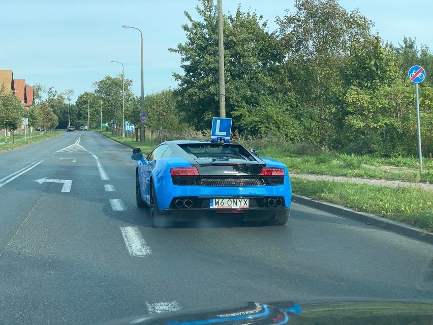 Chojnice: Zdał prawo jazdy jadąc… lamborghini gallardo! Mieszkaniec Przechlewa zrobił to jako pierwszy na świecie! Zobacz zdjęcia i film!