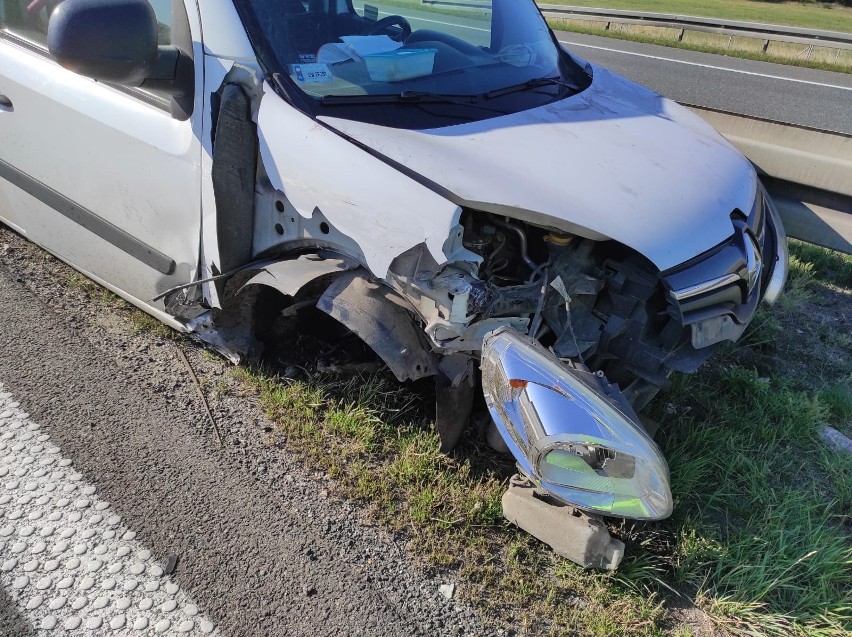 Kolizja dwóch samochodów na A4. Jedno auto wpadło w barierki