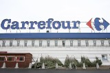 Darmowe choinki pod Carrefourem? Nie sprzedali, więc zostawili pod marketem