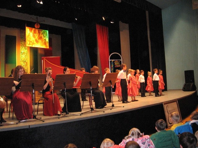 Utwory Adama Jarzębskiego przedstawili:  Dziecięcy Zespół  Modern i Zespół Muzyki Dawnej Basso Continuo.
