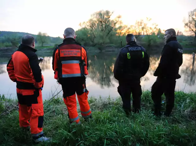 W sobotę po południu w Reczpolu w pow. przemyskim, wędkarz zauważył w Sanie zwłoki. Na miejscu pojawili się policjanci z Dubiecka, załoga pogotowia ratunkowego i strażacy z Przemyśla. W obecności prokuratora zwłoki wyciągnięto na brzeg. Znajdowały się w około 4 metrów od brzegu na niedużej głębokości.Zwłoki należą do 36-letniego mieszkańca Pruchnika w pow. jarosławskim, który 4 kwietnia wszedł do Sanu w Ruszelczycach i zniknął pod taflą wody.