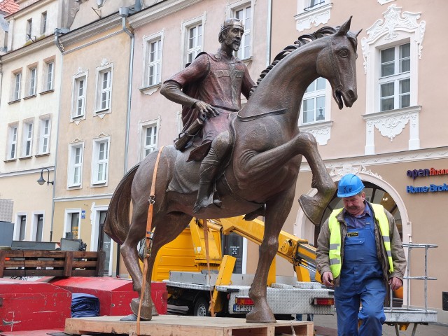 Montaż pomnika Kazimierza I Opolskiego na Rynku.