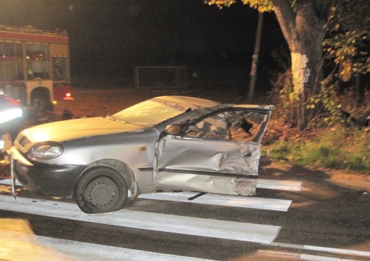 Stara Ruś. Volvo rozerwało lanosa na pół (zdjęcia)