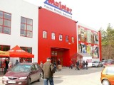 Tłumy klientów na otwarciu nowego sklepu w Stalowej Woli