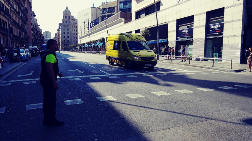 Furgonetka wjechała w tłum w centrum Barcelony.