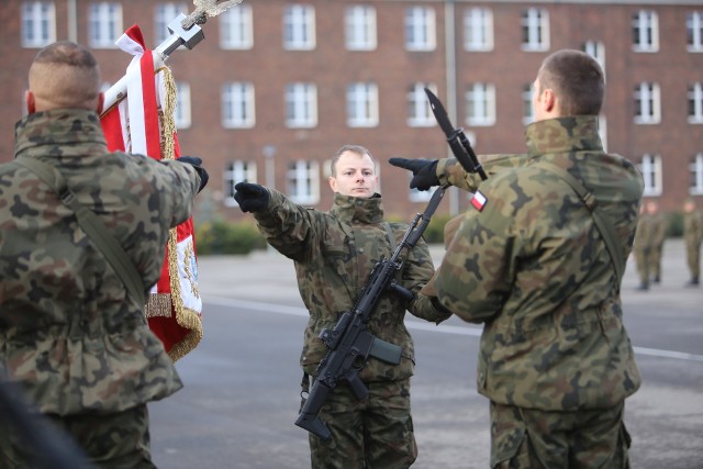 Blisko 100 osób, które przeszły szkolenie podstawowe Wojsk Obrony Terytorialnej wypowiedziało w niedzielę w Gliwicach słowa Roty. To ostatnia w tym roku przysięga wojskowa „terytorialsów” w województwie śląskim.