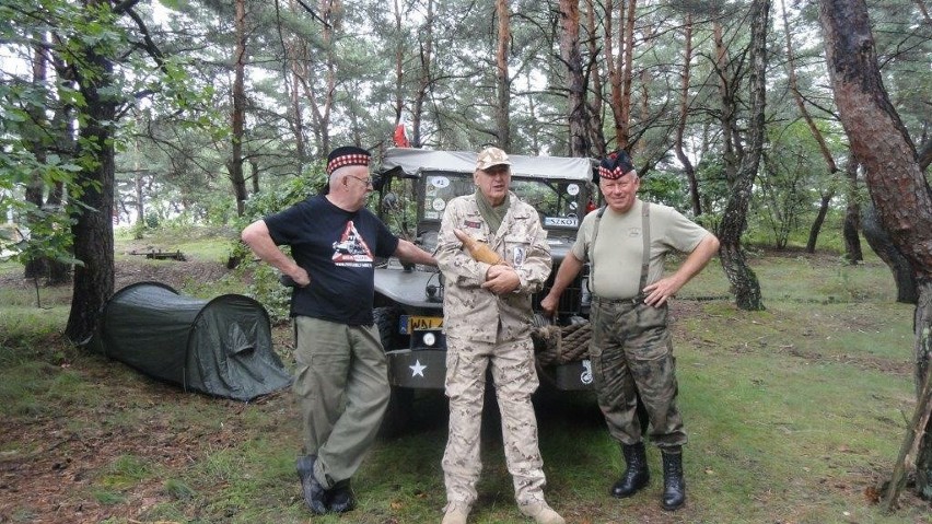 Tu kolejne zdjęcie z uczestnikami Pikniku Militarnego w...