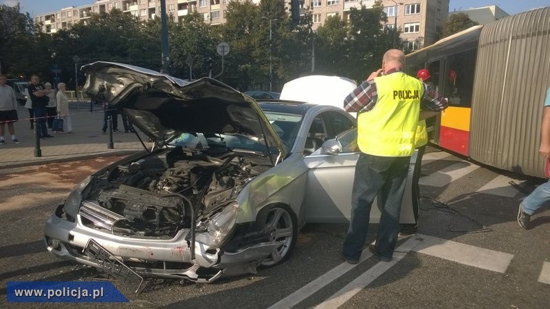 Kierujący mercedesem wjechał na skrzyżowanie na czerwonym...