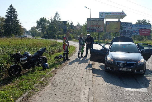 W niedzielę policjanci z przemyskiej drogówki ruszyli w pościg za motocyklistą, który nie zatrzymał się do kontroli. Kierowca jednośladu uciekał przed nieoznakowanym radiowozem.Motocyklista na wysokości skrzyżowania ul. Sieleckiej z ul. Jasińskiego najechał na krawężnik następnie wjechał do przydrożnego rowu przewracając motocykl. 