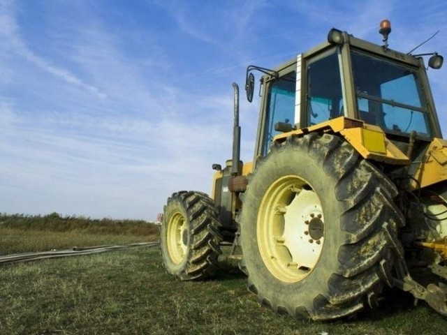 Ciężko rannego mężczyznę, którego przejechał traktor,  przewieziono do szpitala