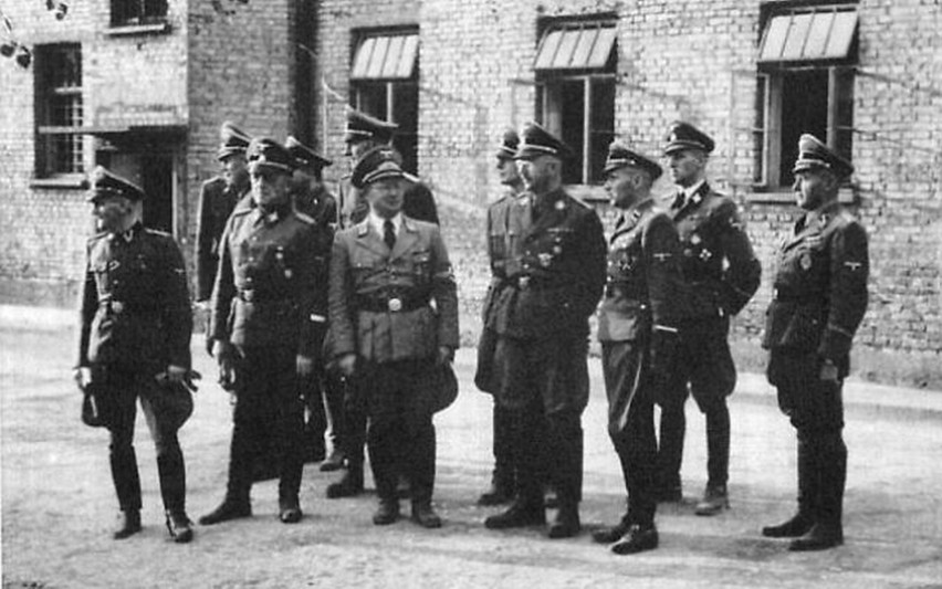 Hans Kammler (drugi z prawej) w obozie Auschwitz. Czwarty z...
