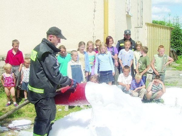 Dzieci odwiedzili strażacy z miejsowej OSP.