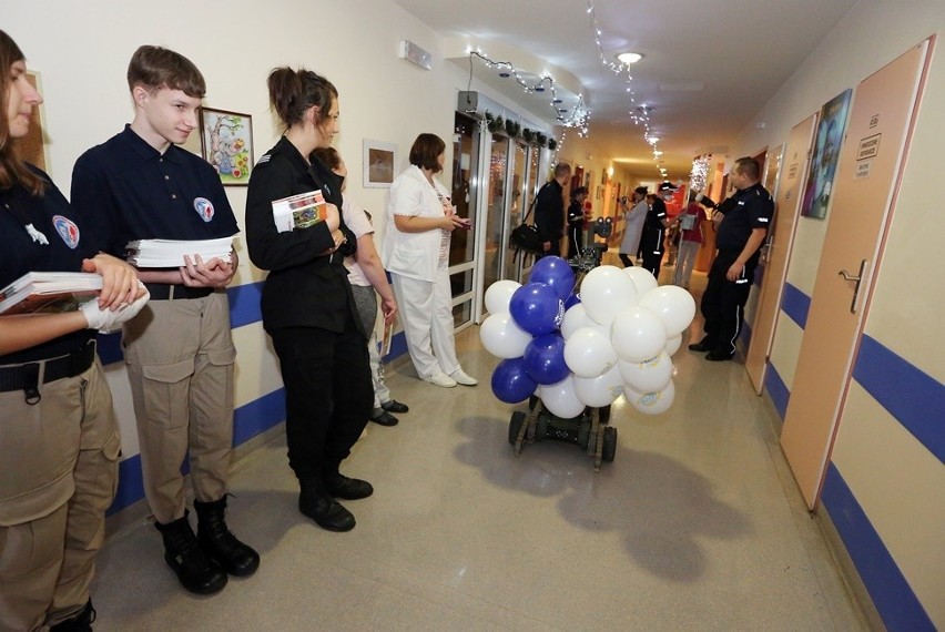 Szczecińscy policjanci zorganizowali Mikołajki w szpitalu [zdjęcia, wideo]