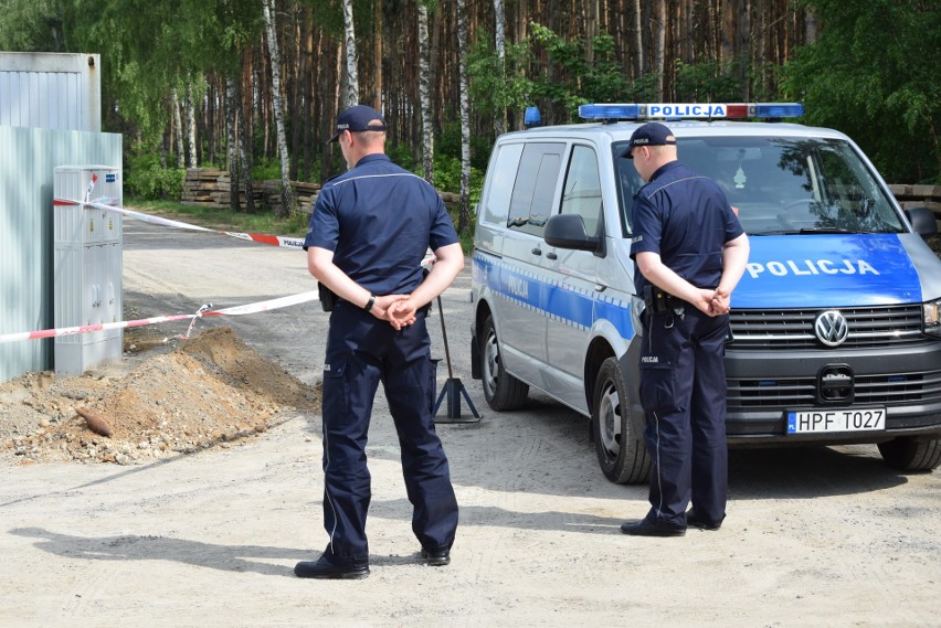 Wieluńscy policjanci oczekują na przyjazd grupy...