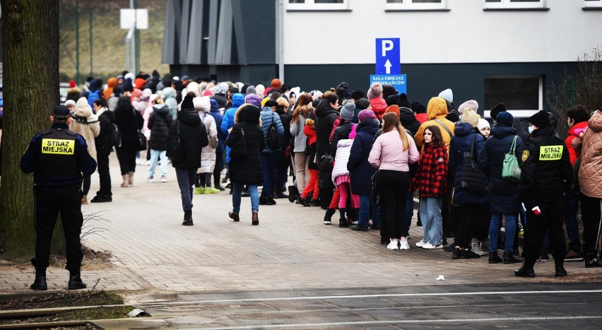 Gdańsk: kilka tysięcy uchodźców z Ukrainy w kolejkach po nadanie numeru PESEL. Ilu z nich złoży wniosek w ciągu dnia?