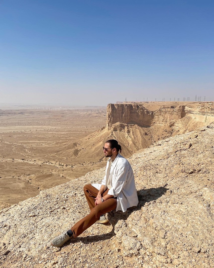 Grzegorz Krychowiak na pustyni w Arabii Saudyjskiej