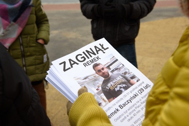 Zaginiony przed rokiem Remigiusz Baczyński nadal jest poszukiwany przez policję. - Czynności poszukiwawcze trwają - poinformowała nas podinsp. Wioletta Dąbrowska, oficer prasowy z KMP Toruń. - Gdy pojawiają się nowe okoliczności sprawdzamy wszystkie sygnały nie tylko te z Torunia czy regionu. Policjanci sprawdzają również te tragiczne informacje dotyczące odnalezionych szczątków, zwłok. Najlepsze technika w regionie [RANKING PERSPEKTYW 2018]Policja poszukuje Remigiusza Baczyńskiego z Torunia!