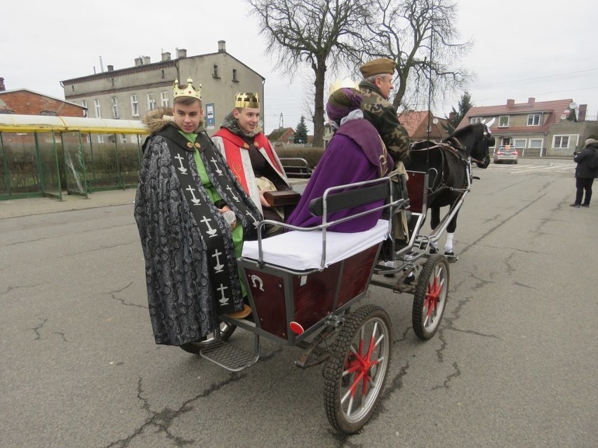 Orszak Trzech Króli w Policach. Trzej królowie przyjechali do Dzieciątka bryczką [WIDEO, ZDJĘCIA]