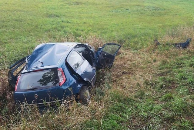 2 października około godziny 12.20 doszło do śmiertelnego wypadku w miejscowości Ludomy w powiecie obornickim. Samochód uderzył w drzewo. Nie żyje 20-letni mężczyzna.Przejdź do kolejnego zdjęcia --->