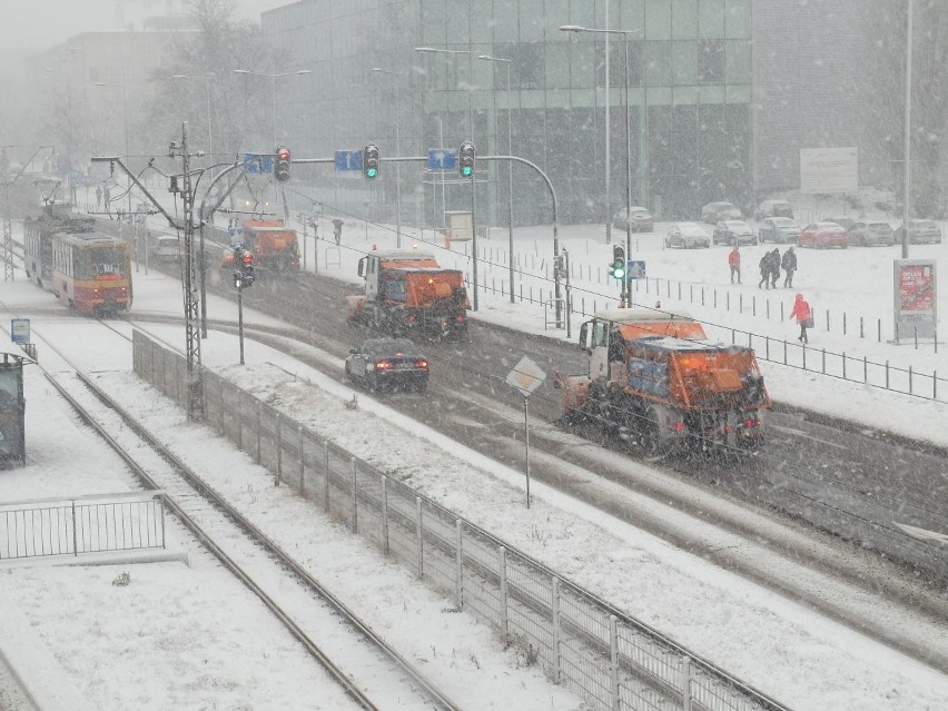 Śnieżny poranek na łódzkich drogach