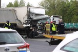 Wypadek ciężarówek na trasie DK86 z Katowic do Sosnowca. Zniszczone samochody całkowicie zablokowały drogę