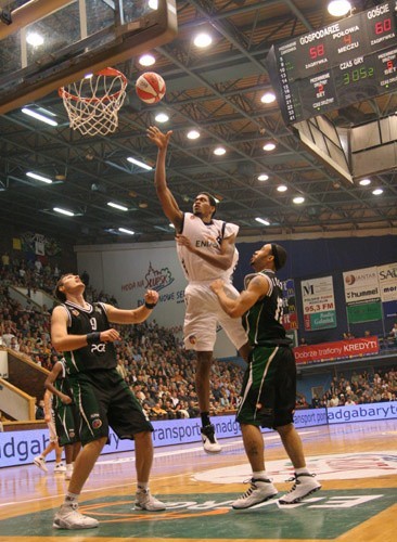 Czarni Slupsk przegrali z Turowem Zgorzelec 64: 68.