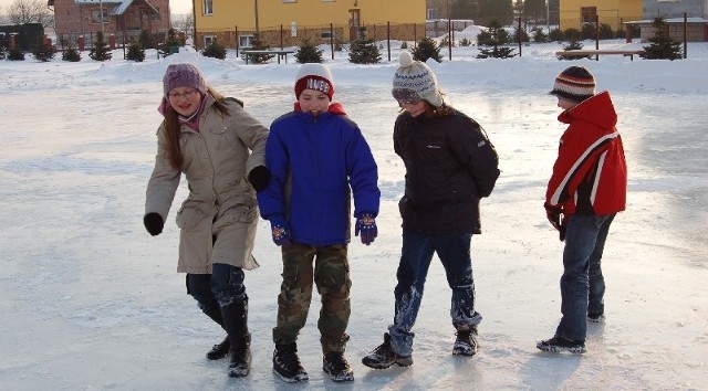 Młodzież w gminie ma darmowe lodowisko obok Urzędu Gminy w Tryńczy. Można grać w hokeja, uprawiać jazdę figurową czy choćby poślizgać się na butach.