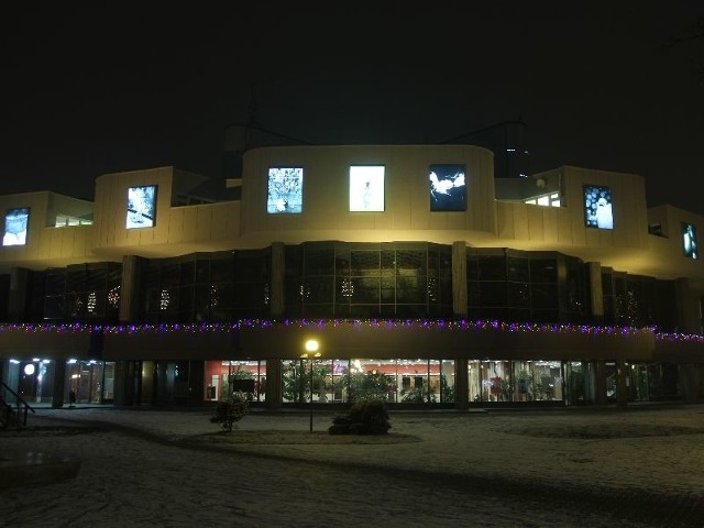 Gmach Kieleckiego Centrum Kultury od piątkowego wieczoru zdobią  podświetlone zdjęcia.