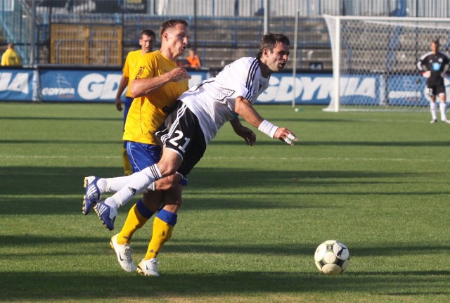 09.08.2009. gdynia nz. bartosz karwan z arki marcin mieciel z legii ..mecz arka gdynia - legia warszawa w ekstraklasie piłki nożnej fot. tomasz bolt / polskapresse dziennik baltycki