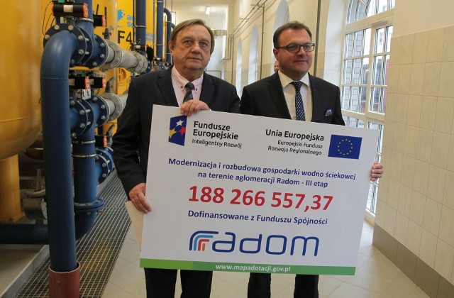 Leszek Trzeciak, prezes Wodociągów Miejskich w Radomiu (z lewej) i prezydent Radosław Witkowski poinformowali o otrzymanym dofinansowaniu z Unii Europejskiej.