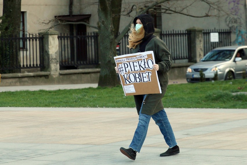 Przez centrum Lublina przeszedł niecodzienny protest przeciw zaostrzeniu prawa aborcyjnego