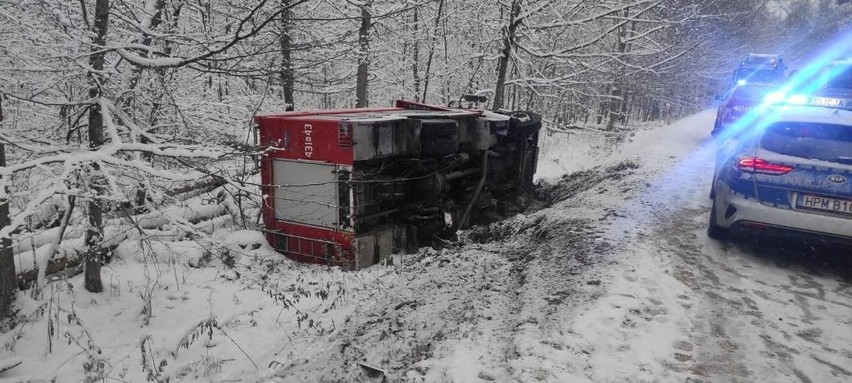 Czerlonka Leśna. Wypadek wozu straży pożarnej na trasie Hajnówka - Białowieża. Pojazd przewrócił się na bok (zdjęcia)