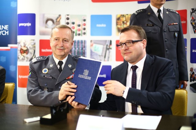 Chwilę po podpisaniu umowy o organizacji Air Show generał Lech Majewski i prezydent Radosław Witkowski.