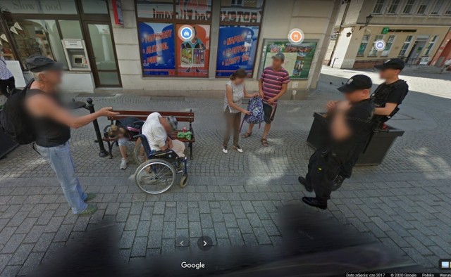 Google Street View to nie tylko mapy i możliwość nawigowania. Jest to również ogromna baza filmów i zdjęć. Zdjęć, na których widać m.in. Lubuszan niezdających sobie sprawy, że byli nagrywani. Kamery Google'a są bardzo mobilne, dzięki czemu można je spotkać w każdej części województwa. Nie uwierzycie, na czym przyłapano mieszkańców naszego regionu. Zobaczcie perełki Google Street View z woj. lubuskiego. Można rozpoznacie siebie lub znajomych? Na niektórych zdjęciach jest wesoło!Zobacz również: Tak wygląda samochód Google Street View: