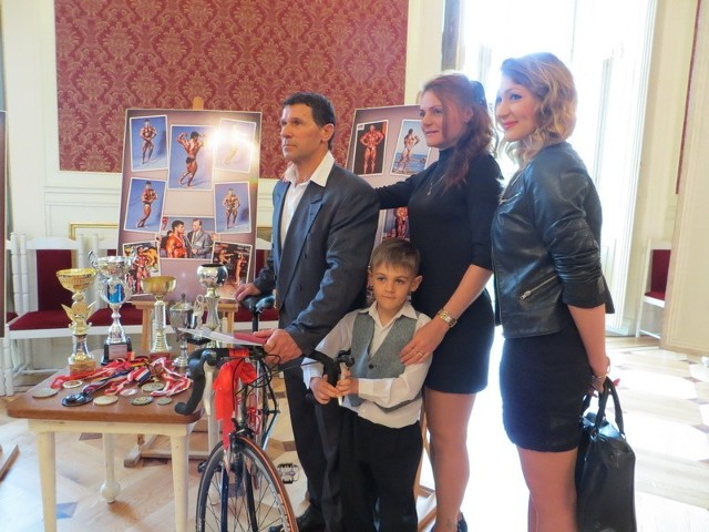 Mirosław Daszkiewicz odebrał tytuł i rower podczas sesji rady miasta. Towarzyszyła mu rodzina.