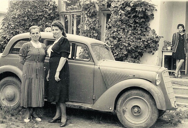 Franciszka Kawalec (1901-1976) - matka kluczborskiego lekarza weterynarii Wacława Kawalca - przed swoim domem w Drohobyczu z przyjaciółką Wandą Katyńską - żoną drohobyckiego fryzjera Floriana Katyńskiego.