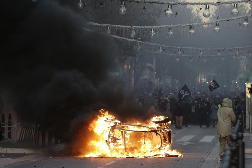 Francja: Zamieszki w Paryżu 8.12 ZDJĘCIA Protesty "żółtych kamizelek". Bilans: 260 rannych, 1700 zatrzymanych. Ile osób protestowało?