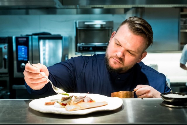 Paweł Stawicki miał 26 lat, kiedy został szefem kuchni restauracji Mercato w hotelu Hilton Gdańsk. Odbył staże w renomowanych lokalach mogących poszczycić się gwizdkami Michelin: Maaemo w Oslo, The Greenhouse w Londynie, RAW w Taipei, Atelier Amaro w Warszawie. Pochodzi z Kujaw i Pomorza, kształcił się w Grudziądzu. Po 14 latach pracy w Gdańsku (przerywanej okresami zbierania doświadczeń za granicą), przeniósł się do Bydgoszczy. Trwa dopracowywanie do perfekcji projektu pod nazwą Scoria, ale zespołowi marzy się, by tworzyć kolejne restauracje.