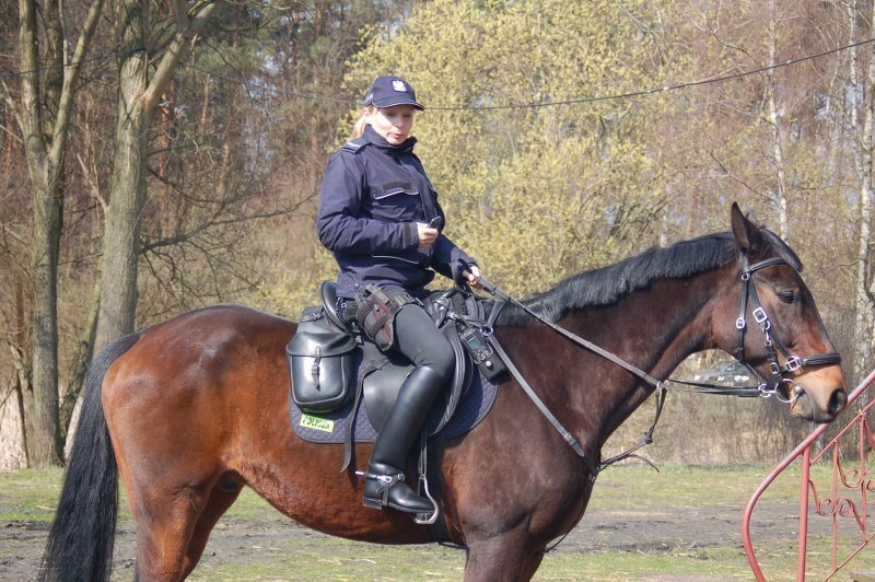 Policja konna świeci pokarmy