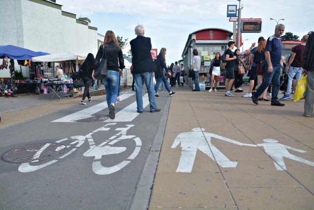 Al. Tysiąclecia. Na ścieżce rowerowej pierwszeństwo ma cyklista. Ale piesi tego nie respektują.